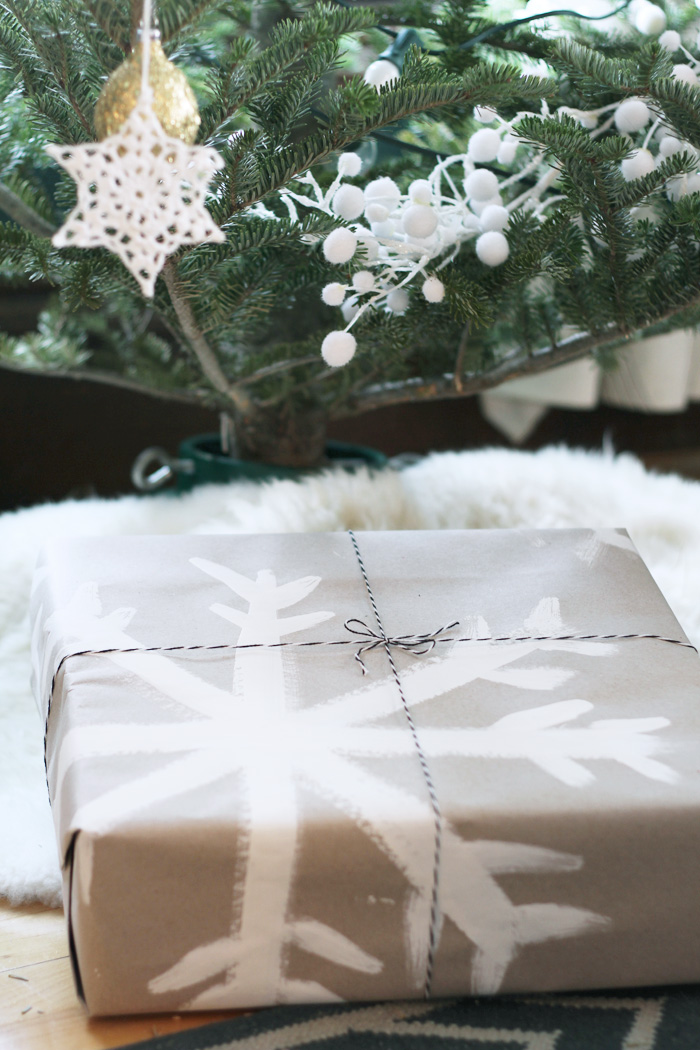 Easy DIY holiday Wrapping Paper