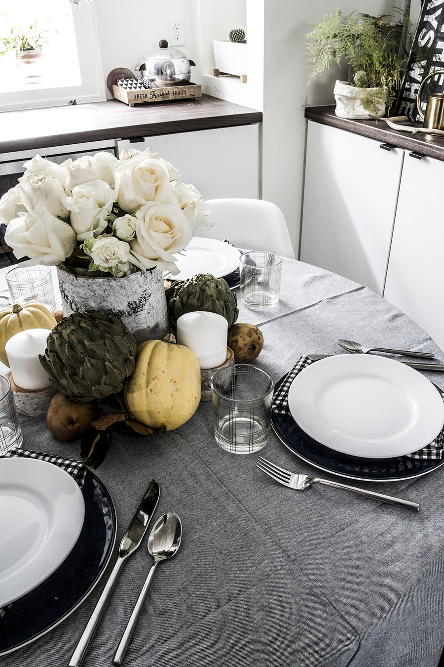 A Simple & Inexpensive Thanksgiving Table