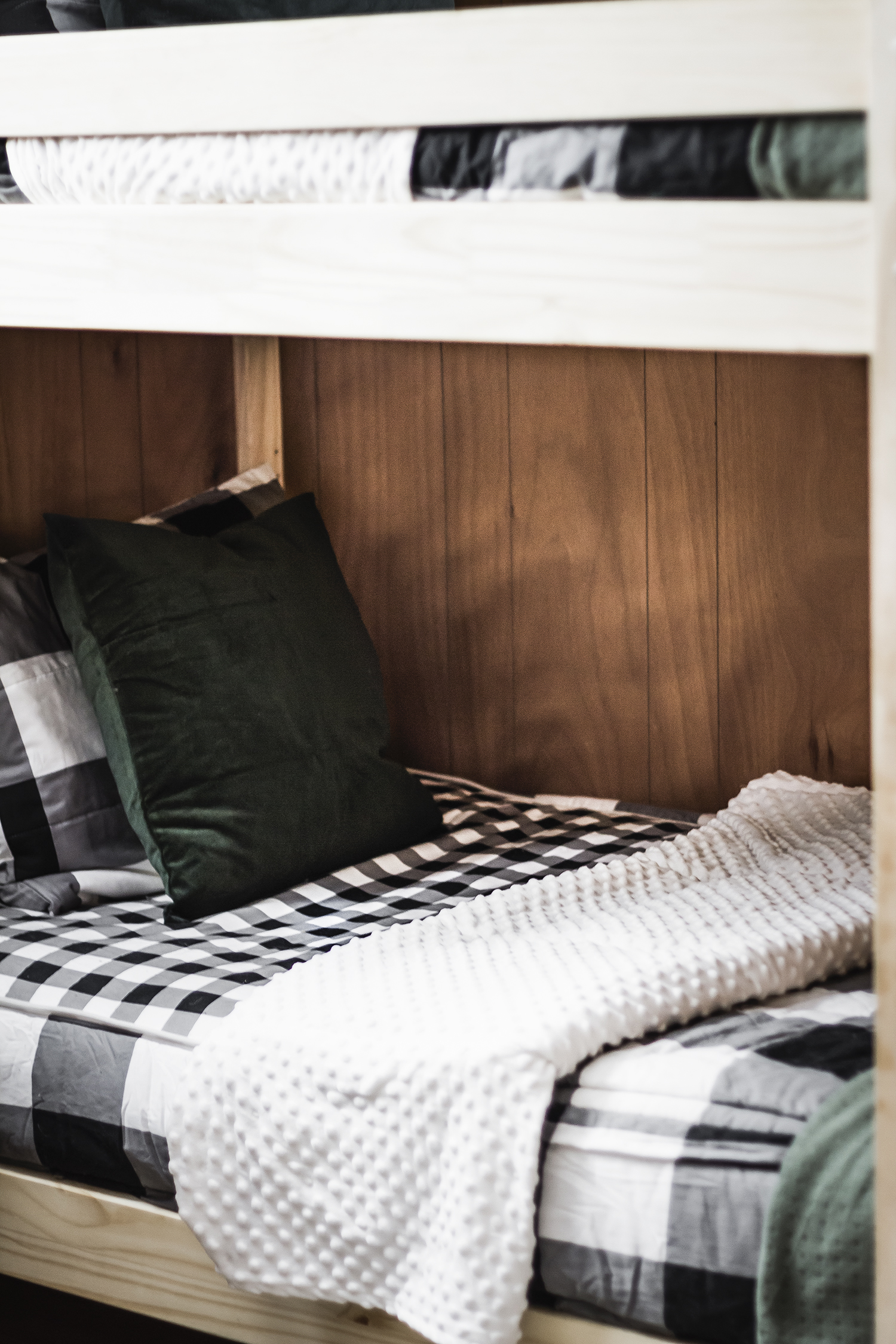 Cabin Bunk Room with Buffalo Check Beddy's