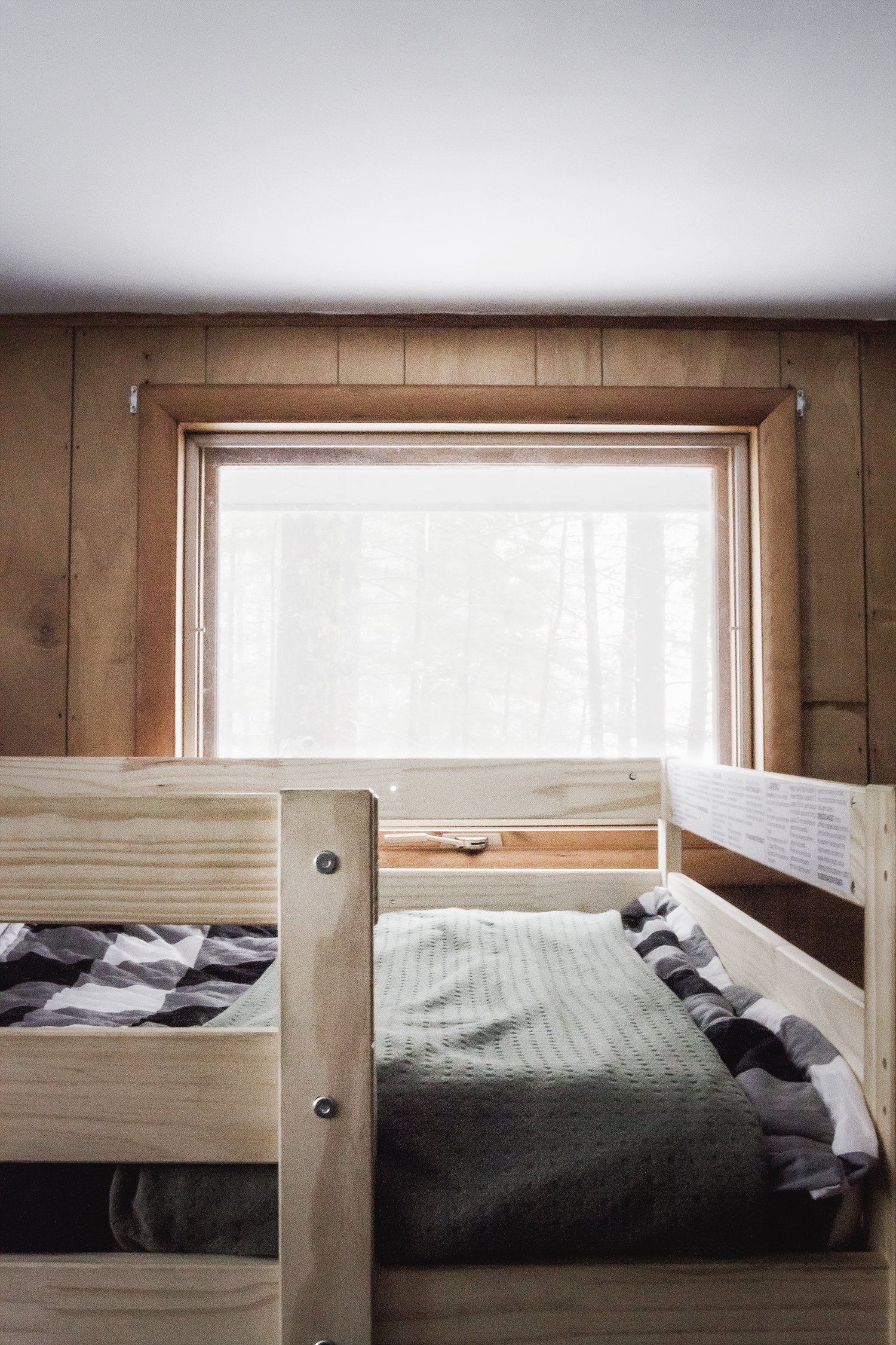 Cabin Bunk Room with Buffalo Check Beddy's