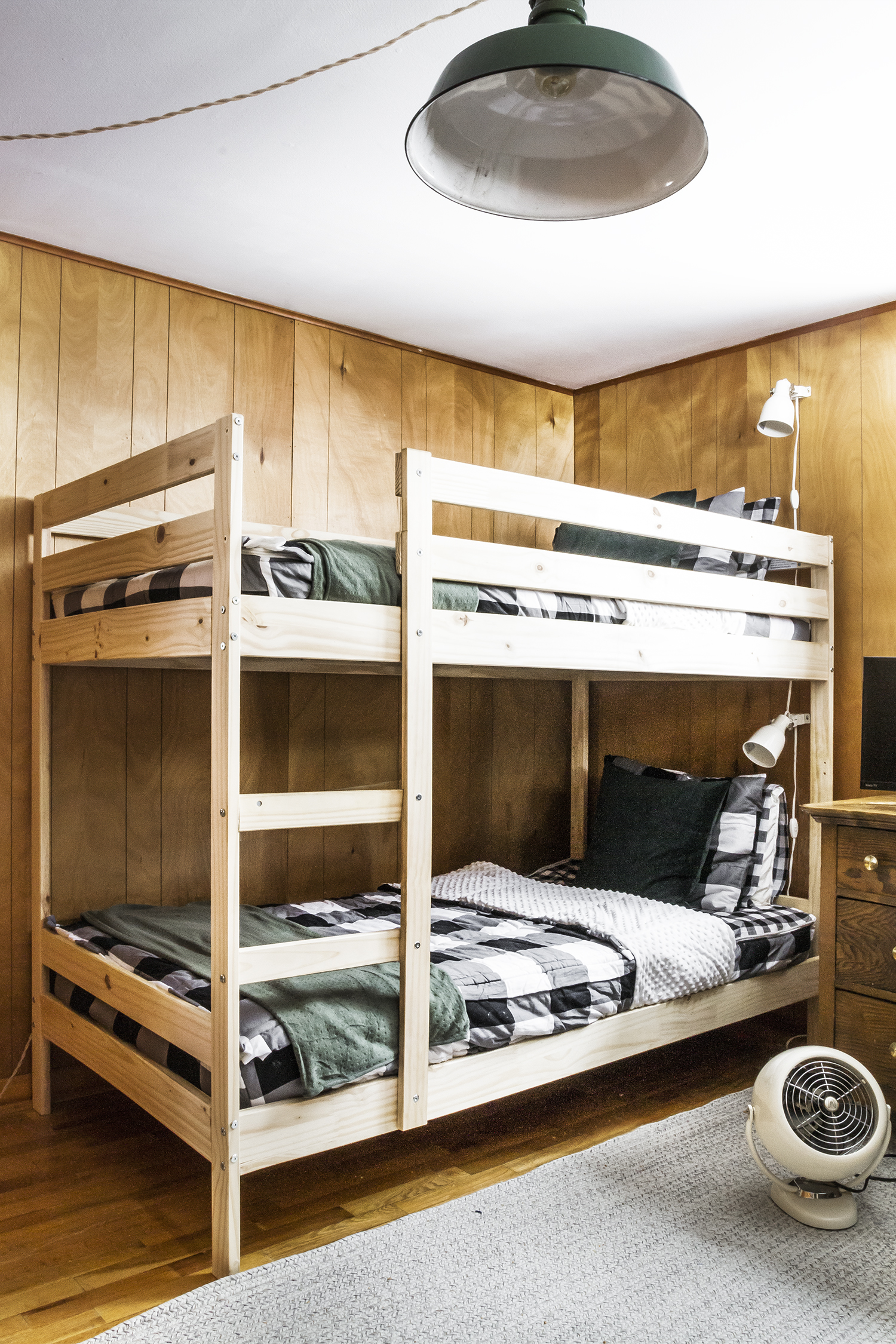 Cabin Bunk Room with Buffalo Check Beddy's