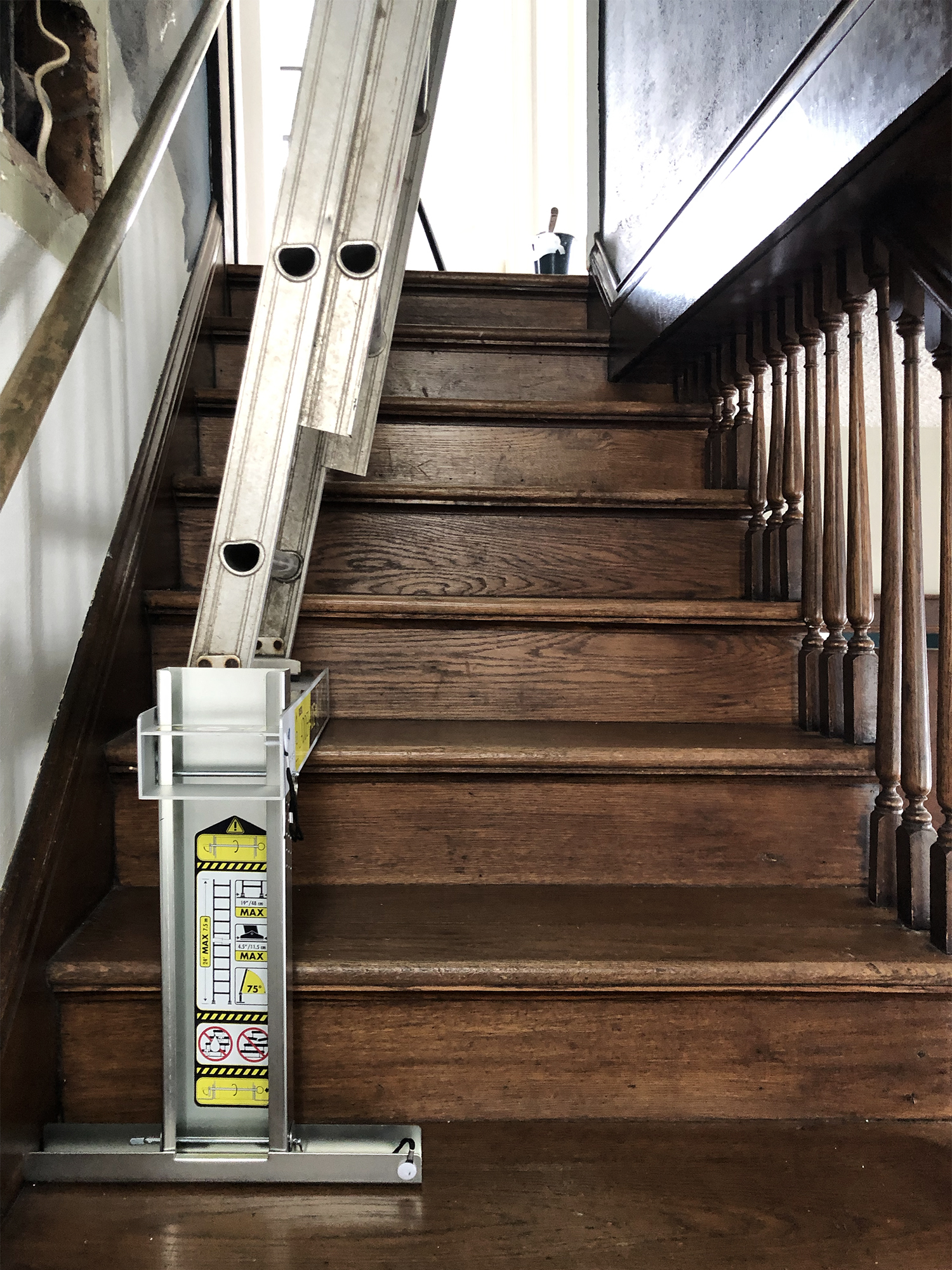 Tips and tricks on how to paint a tall stairwell | Deuce Cities Henhouse